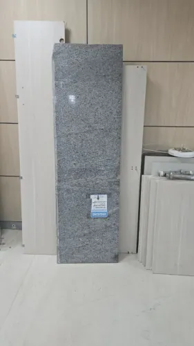 Lote com 3 peças de granito cinza polido - 53x175x2 cm (usadas, sem avarias)