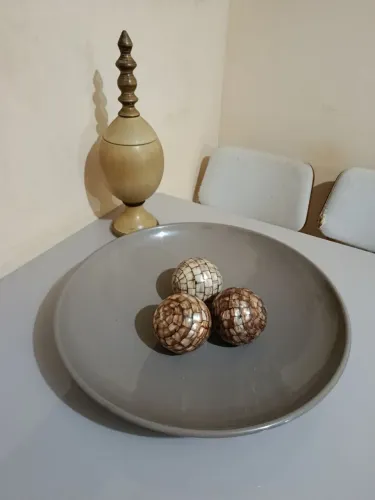Centro de mesa de cerâmica cinza médio, com vaso de brinde.
