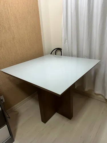 Mesa com tampo de vidro de 4 lugares