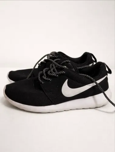 tênis nike roshe run preto