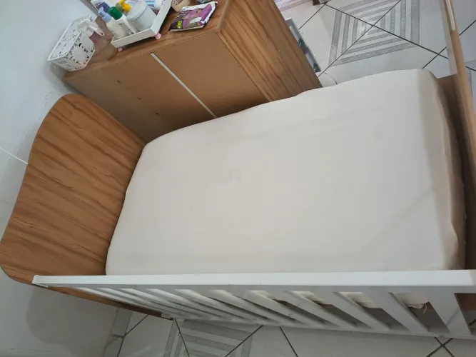 Berço de bebê + colchão e mosquiteiro