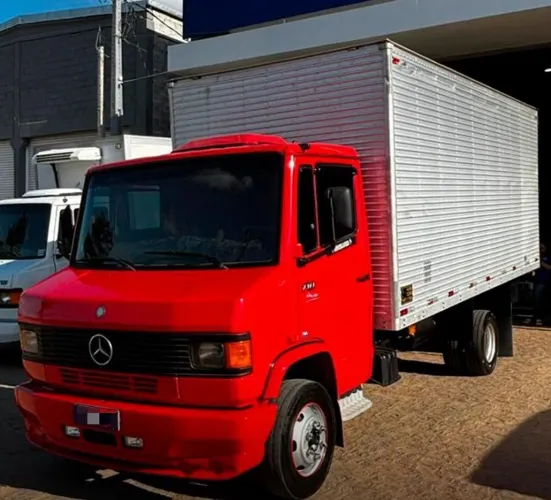 Mercedes-Benz 710 Plus Baú Seco 2012 