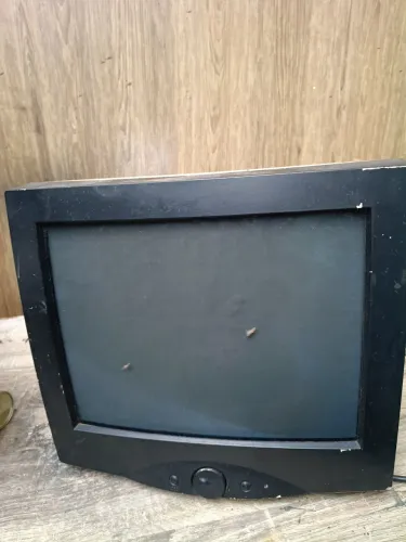 Monitor antigo AOC,liguei só na tomada e não funcionou 