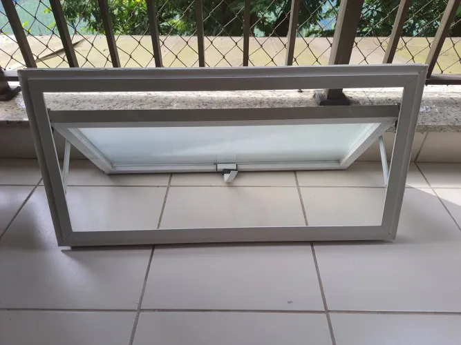 Esquadria em alumínio branco sem uso 