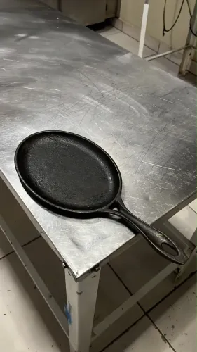 Chapa oval para porções de ferro fundido