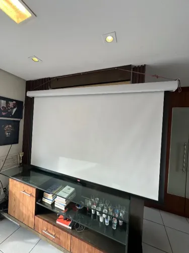 Retroprojetor e tela de projeção