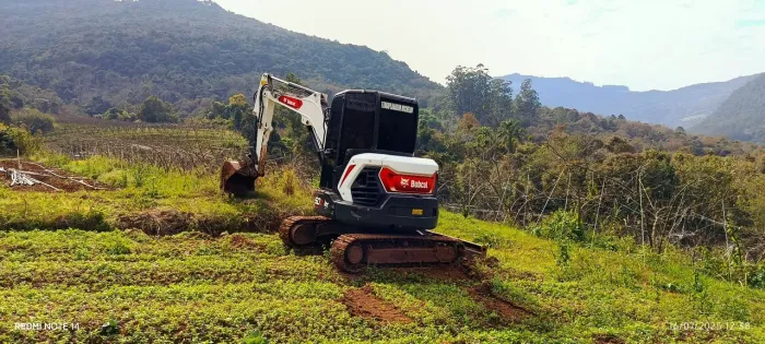 Mini escavadeira bobcat e50z ano 2021 máquina semi nova com 4 mil horas acompanha rodante