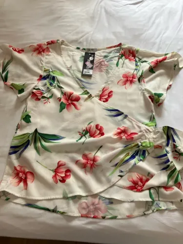 Blusa transpassada estampada floral TAM G - NOVA