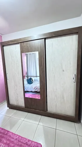 Guarda-roupa 3 portas de correr com espelho - Grande e espaçoso