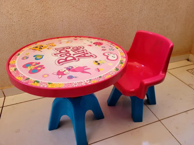 Mesa e cadeira infantil