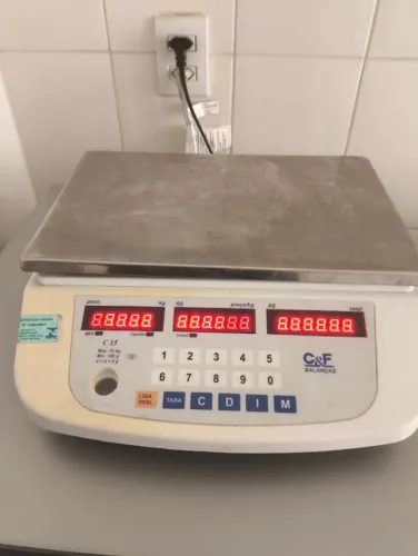 Balança Digital Comercial C&F C15 - Até 15kg (Usada)