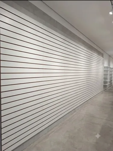 Painel canaletado para loja