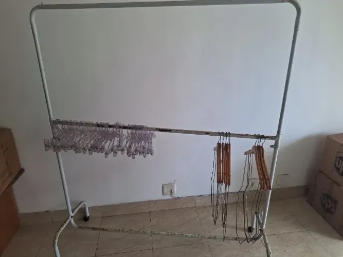 Arara de Ferro para roupas com rodinhas  + 30 cabides acrílico + 10 cabides de madeir
