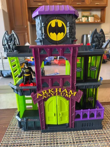 Playset Asilo Arkham com boneco do Batman