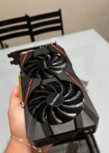 Placa: RX 580 com 8 Gigas Gigabyte