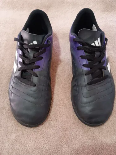 Chuteira Adidas tamanho 35