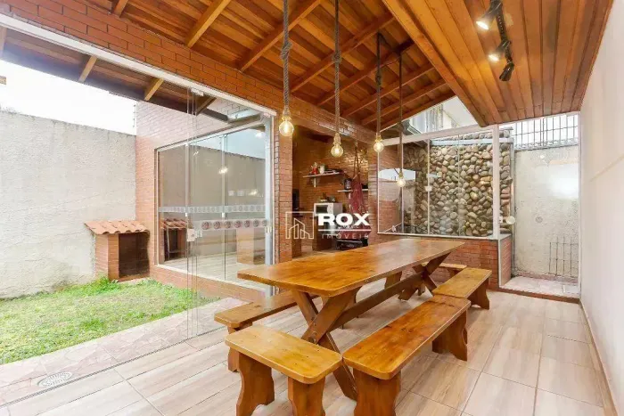 Sobrado Tríplex com 6 quartos, sendo 3 suítes à venda - Portão, Curitiba/PR