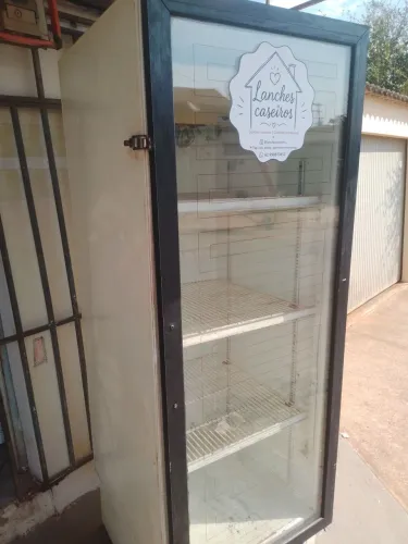 Freezer expositor vertical barato pra desocupar tem detalhe mas funciona normal.