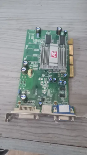 Placa de Vídeo AGP Sapphire ATI Radeon 9250 128MB DDR - Para PC Retro / Windows 98 / XP