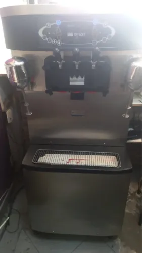 Máquina de sorvete Taylor 713