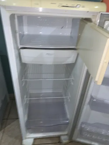 Vendo essa geladeira Electrolux usada completa