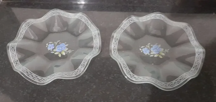 2 Peças de Pratos Decorativos em Vidro Transparente