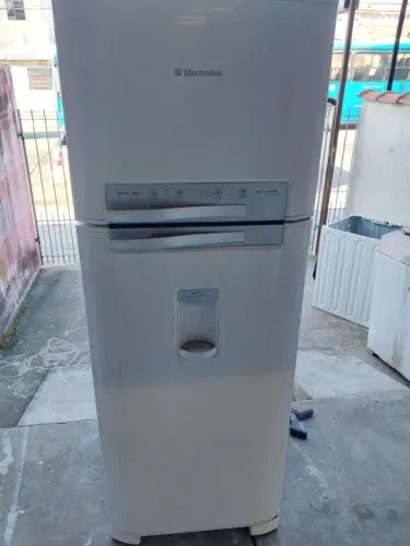 Geladeira com defeito. 220v compramos