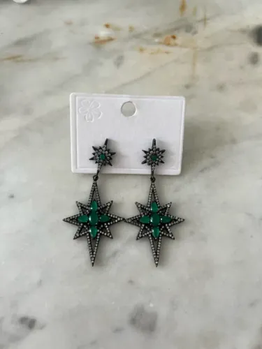 Brinco semi joia todo cravejado com pedras verdes (5cm)