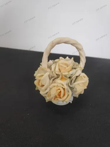 Cestinho com flores de biscuit 