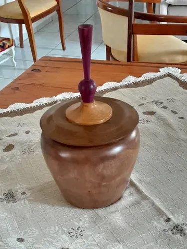 Pote de madeira torneado