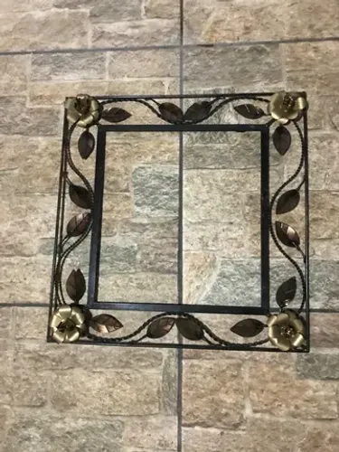 Quadro de ferro ou arara de roupa 