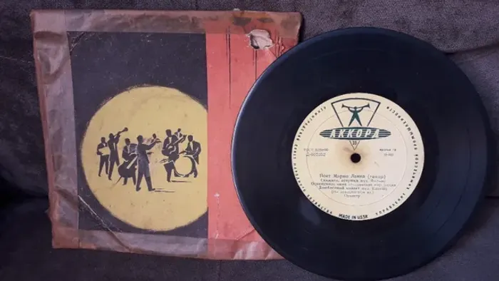 Compacto de vinil prensado na Rússia diversas músicas usado