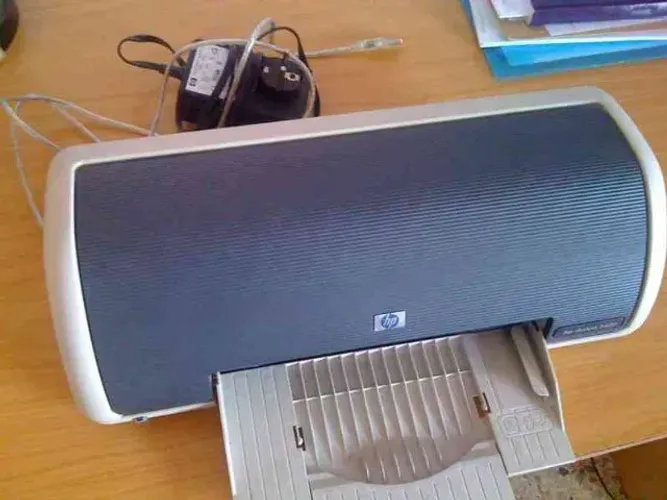 Impressora HP Deskjet 3420 usada, sem cartucho, com fonte original. Aceito oferta / troca.