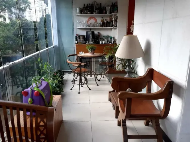 COSME VELHO - ALTO LUXO - 3 VAGAS DE GARAGEM - CHARMOSO VARANDÃO - AMPLO SALÃO - SALA DE J