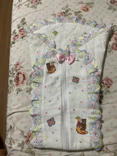 Saco de bebê bordado a mão