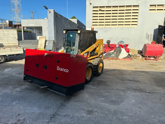 Gerador de energia cabinado silenciado 26/30 kva