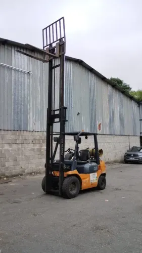 EMPILHADEIRA TOYOTA MODELO  7FG 2.5ton   ANO 2004