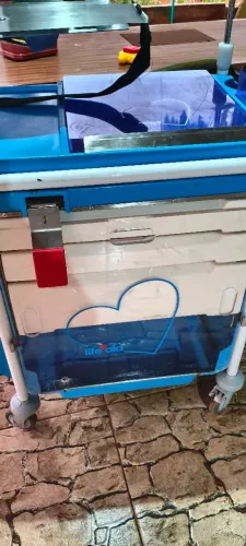 Carrinho de emergências. Carro de parada lifeline 