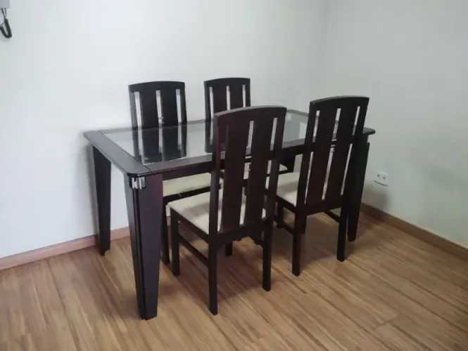 Jogo de Mesa 4 Cadeiras - Elegante, Resistente e Pronto pra Novas Histórias!