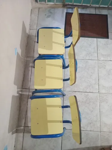 Cadeira  escolar (3 unidades por 80,00 reais )