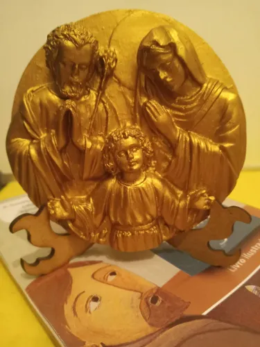 Sagrada Família em gesso pintura cor ouro