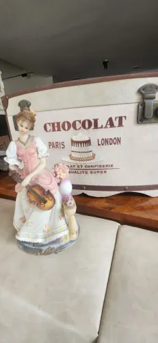 Estatua de Porcelana Violinista de PARIS + Caixa de Chocolate