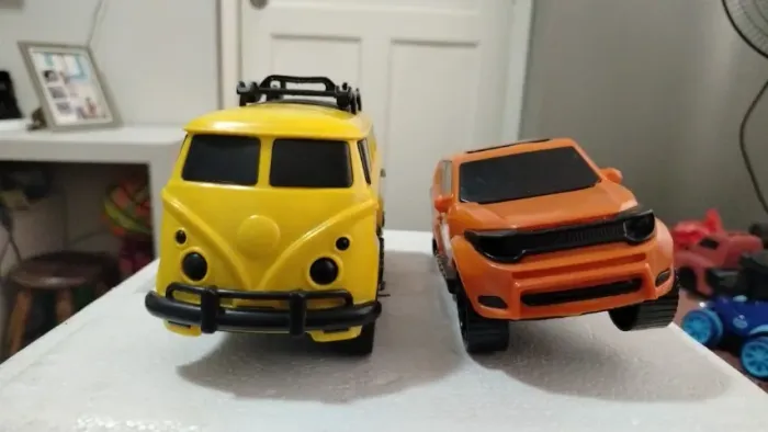 Lote Com 2 Carros Em Miniatura 1/24 (sucata)