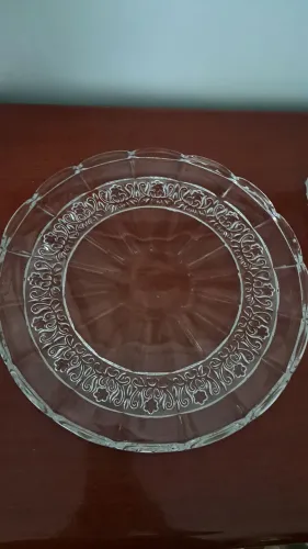 Prato antigo de cristal com detalhes florais