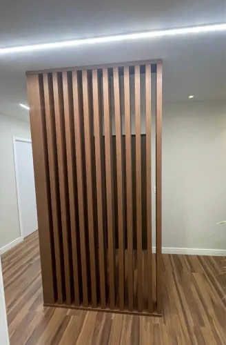 Painel Ripado Vazado em MDF - 2,53 x 1,02 x 1,33 m