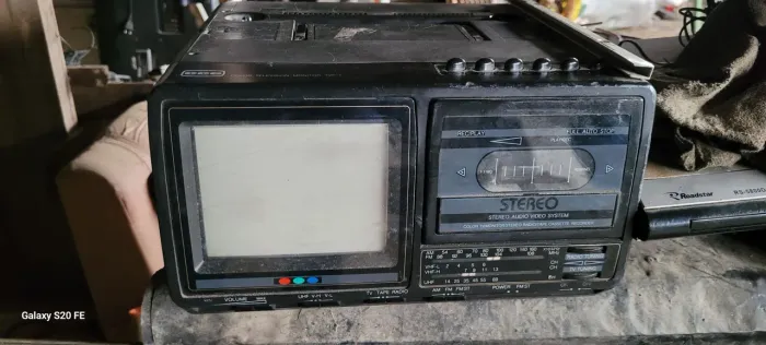 Tv pequena antiga