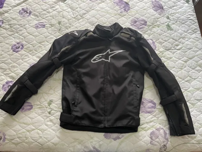 Jaqueta alpinestars G a prova d água, entrada de ar e com protetores.