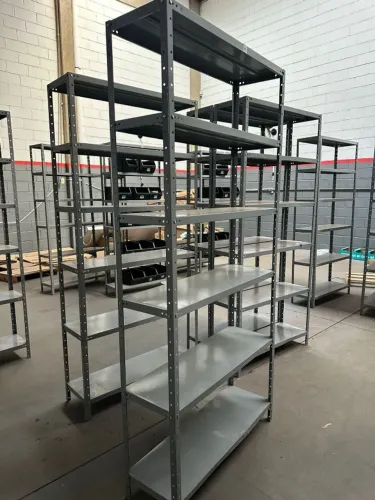 Estante de ferro com Prateleiras de 6 bandejas muito novas
