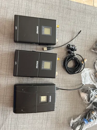 Transmissor shure UR1 J5  oportunidade em beaga novos tenho lapela 