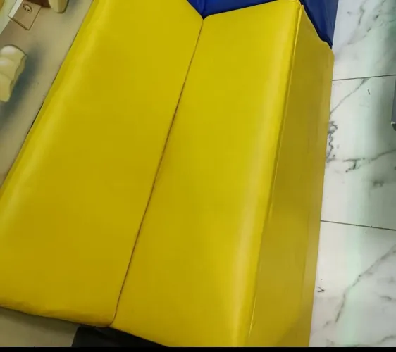 Estofado modular amarelo para comércio